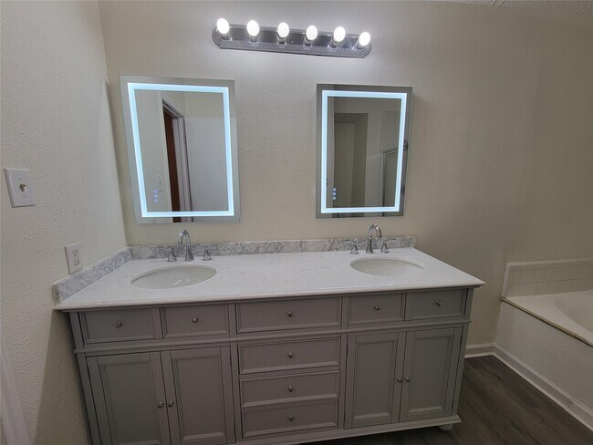 Building Photo - 2034 Village Park Dr