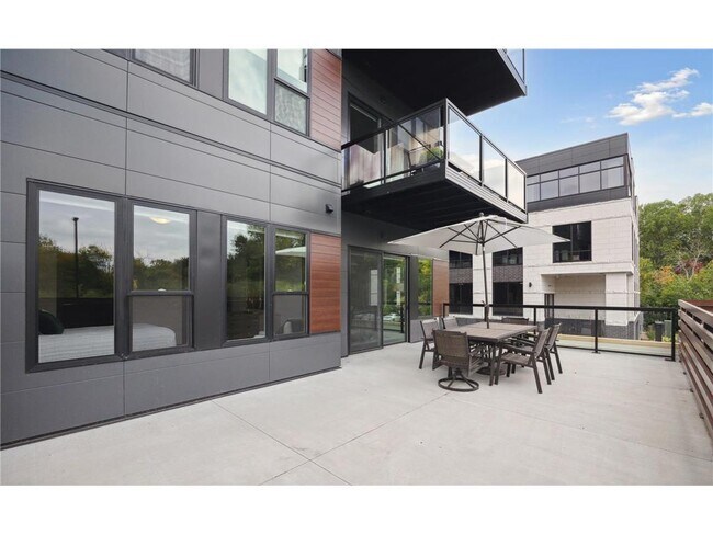 Building Photo - 253 Lake St E