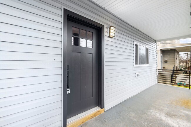 Building Photo - Beautifully Renovated 3 Bed/2.5 Bath Home in Mt Washington - Convenient Location