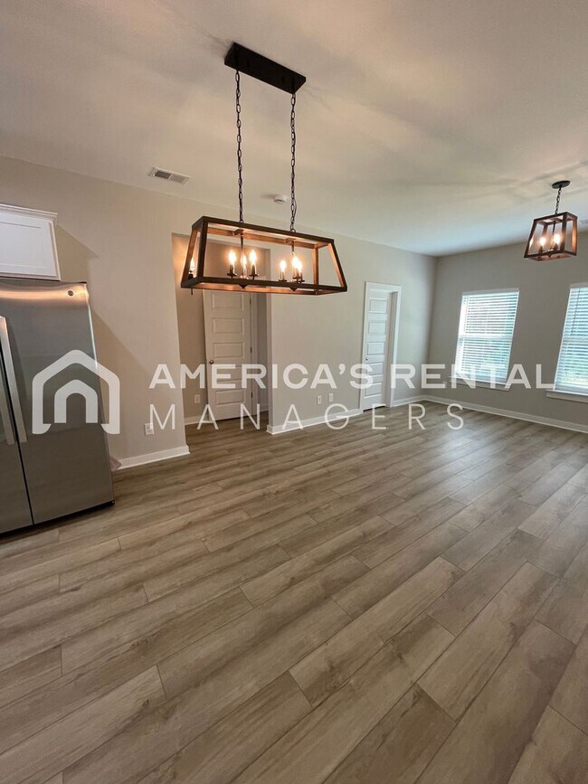 Building Photo - Home for Rent in Weaver, AL!!! Available to View Now! PRICE REDUCTION!! Sign a 13-month lease by ...