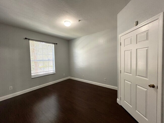 Building Photo - Spacious 2/2 Condo in Gated Orlando Commun...