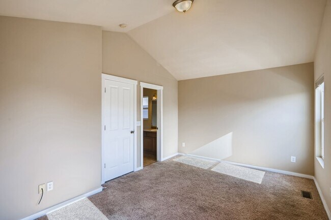 Building Photo - $2170 | 3BR / 3.5BA | Pet Friendly Townhou...