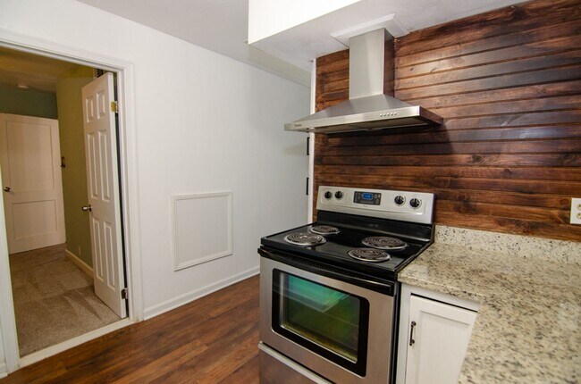 Building Photo - Precious Bungalow Home Rental in Norfolk!