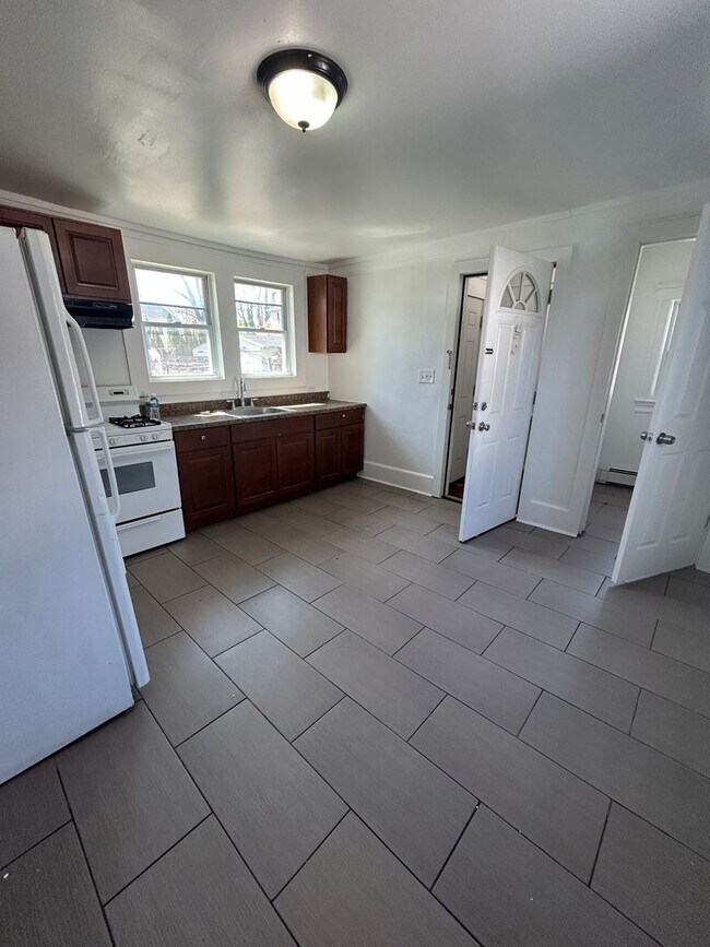 Building Photo - Lovely 4 Bedroom Single Family House in Neptune!