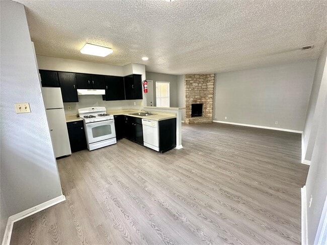 Building Photo - 9808 Roxanna Dr