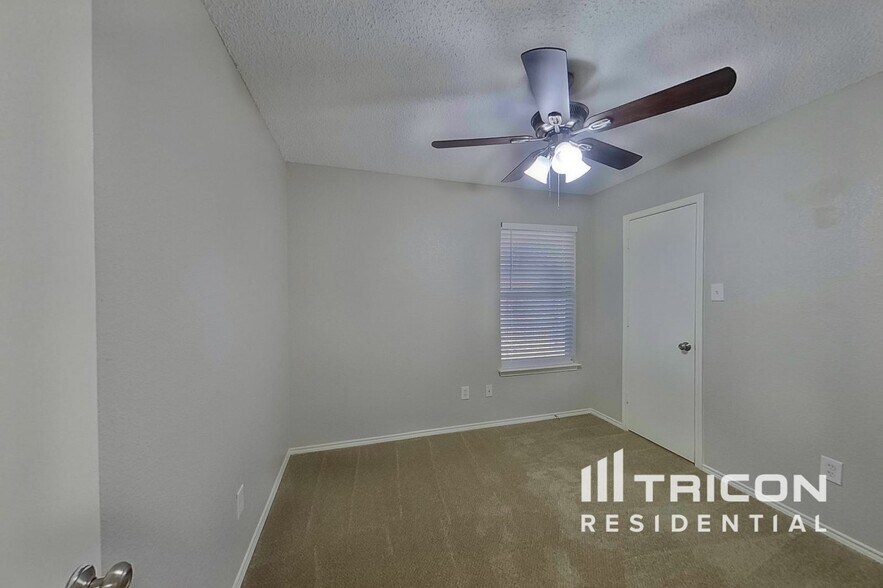 Building Photo - 403 Hollyberry Dr