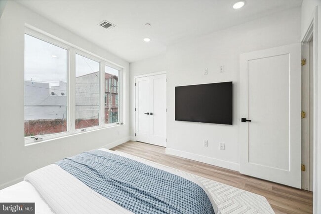 Building Photo - 2330 Frankford Ave