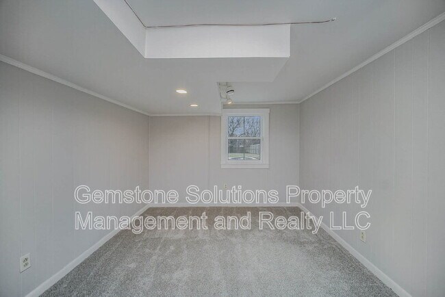 Building Photo - 413 Lynn Dr