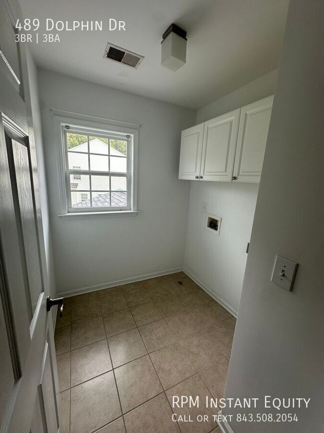 Building Photo - 489 Dolphin Dr