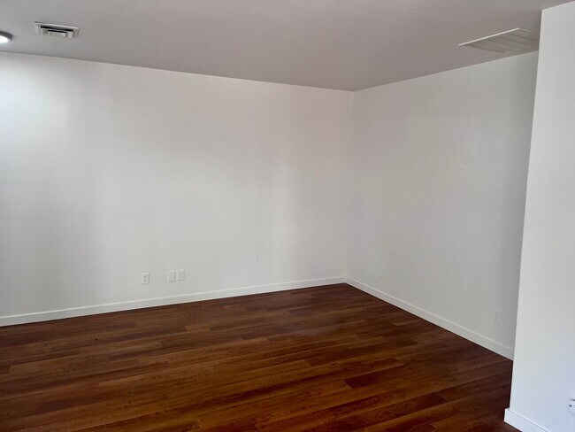 Building Photo - Super Crisp 2 Bedroom w/2 car attached garage