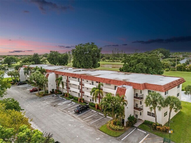 Building Photo - 9811 N Hollybrook Lake Dr