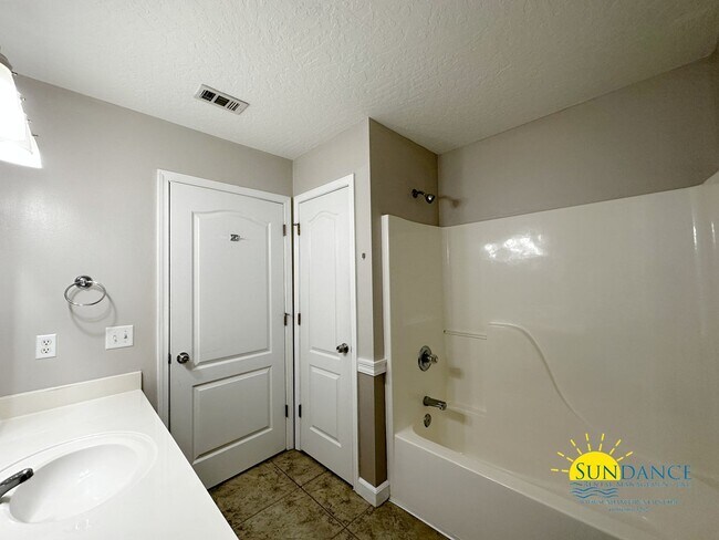 Building Photo - Beautiful 3 Bedroom Townhouse Near Both Mi...