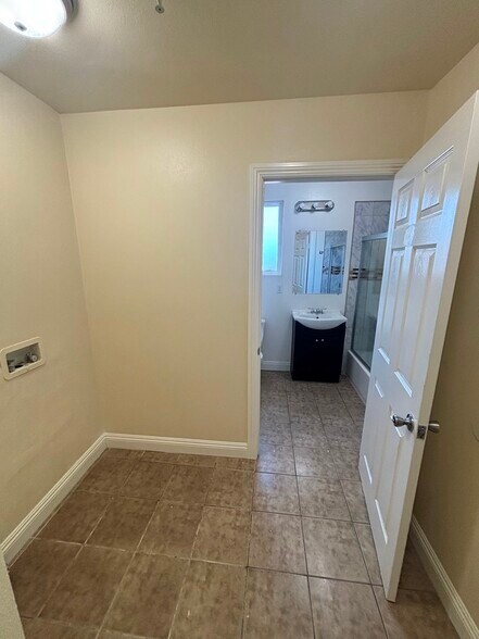 Building Photo - 732 E 74th St