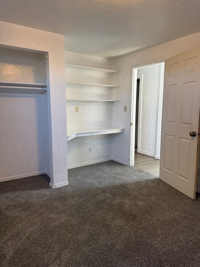 Building Photo - 660 Thistle Dr