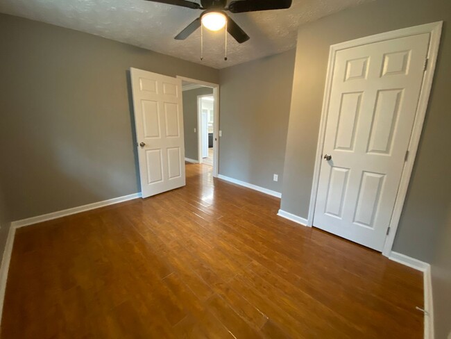Building Photo - 4 bedroom, 1-1/2 bathroom House in West Rome!
