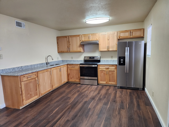 Kitchen - DELMAR PLACE APARTMENTS