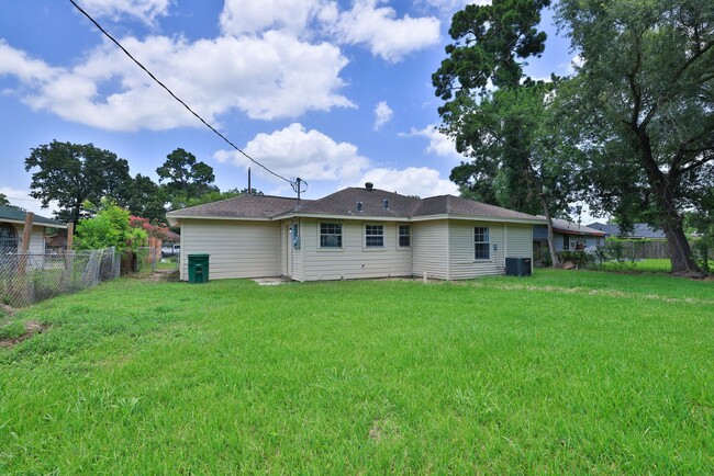 Building Photo - 9026 Lake Forest Blvd