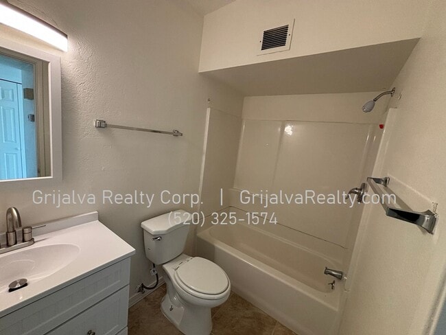 Building Photo - 3 Bedroom, 2 Bath House for Rent on the Eastside (Irvington/Kolb)