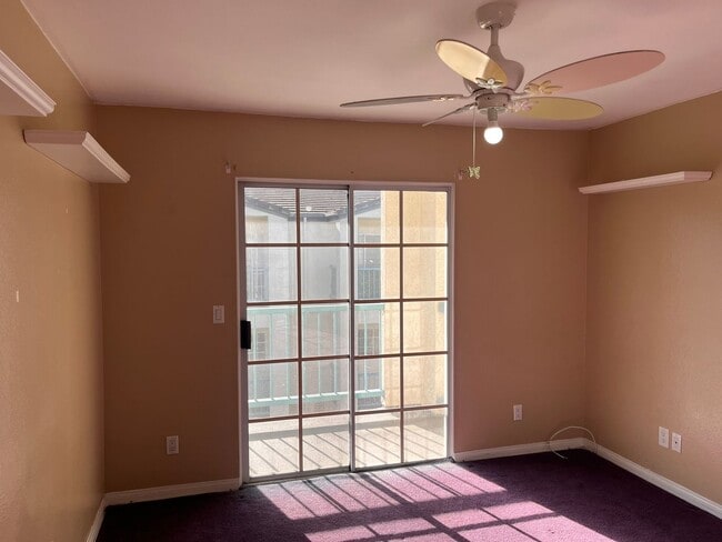 Building Photo - Canyon Crest 3bd/2.5ba Townhouse with Smart TV Move In Special!