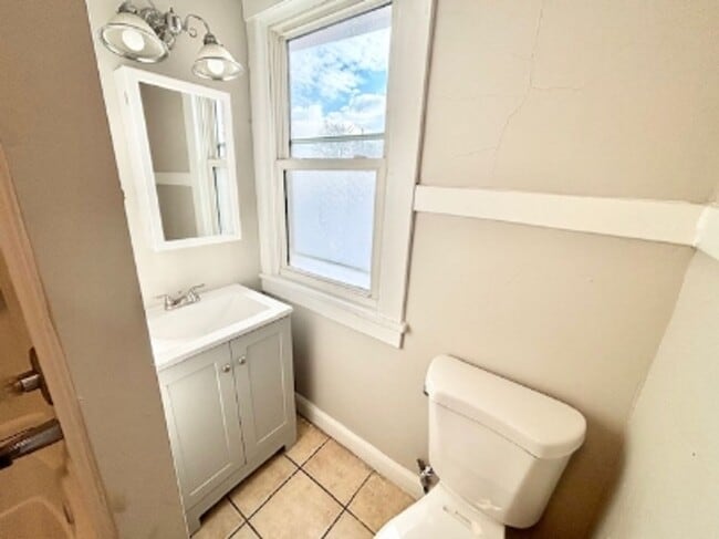 Building Photo - 874 Vankirk St