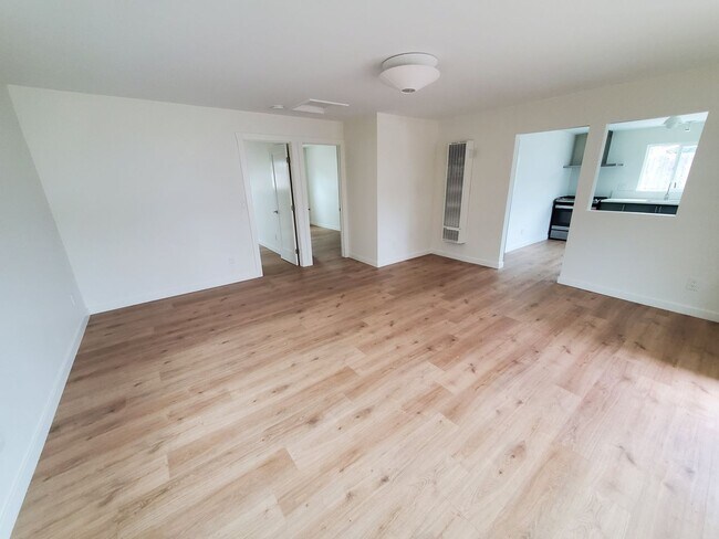 Building Photo - Newly Remodeled 2 Bedroom 1 Bath Back House