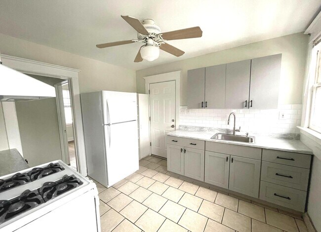 Building Photo - 108 Concord St