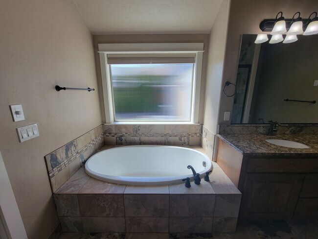 Building Photo - Luxurious 4-Bed Richland Home with Pool, H...
