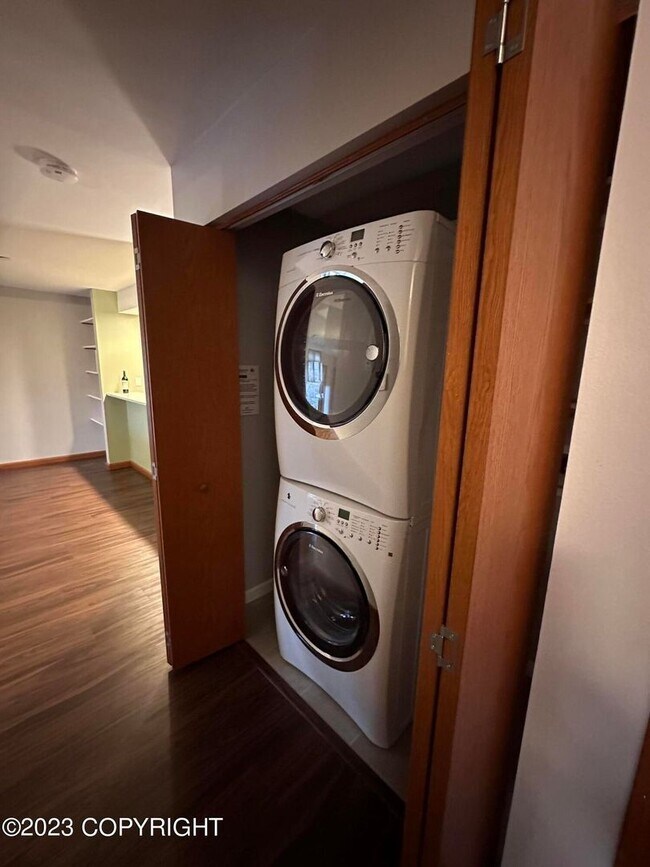 Building Photo - Beautiful park place condo
