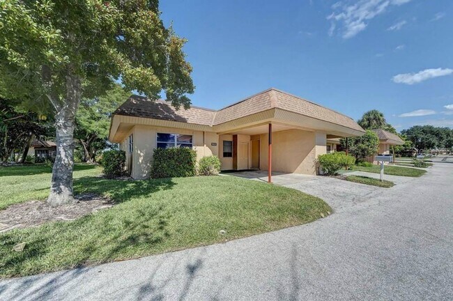 Building Photo - Waterfront, 2 bed 2 bath with boat dock an...