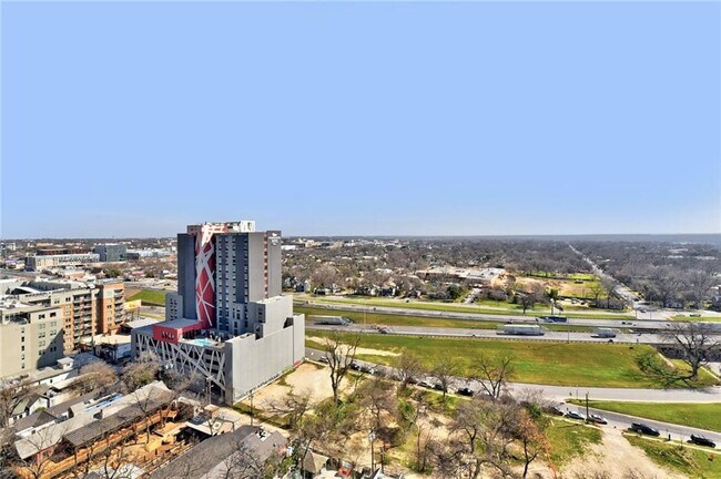Building Photo - 70 Rainey St