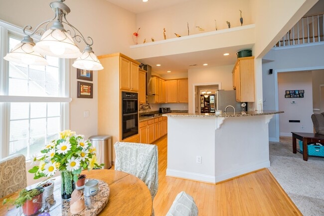 Building Photo - Gorgeous and Spacious 4 Bedroom home, Golf Course Views, Premium Finishes, Pet Friendly!