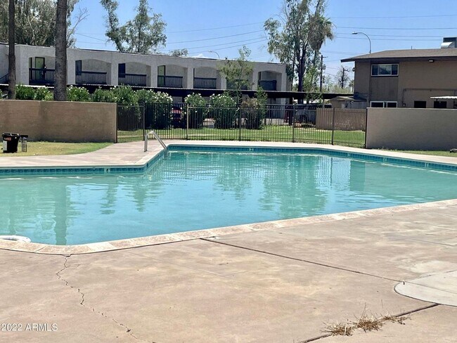 Building Photo - Spacious 3 bed, 2 bath upstairs, condo in Central Phoenix