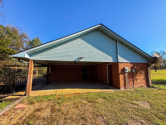 Building Photo - Newly repainted 3-bedroom, 2-bath home