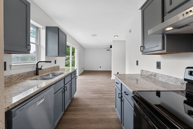 Building Photo - 302 Independence Dr