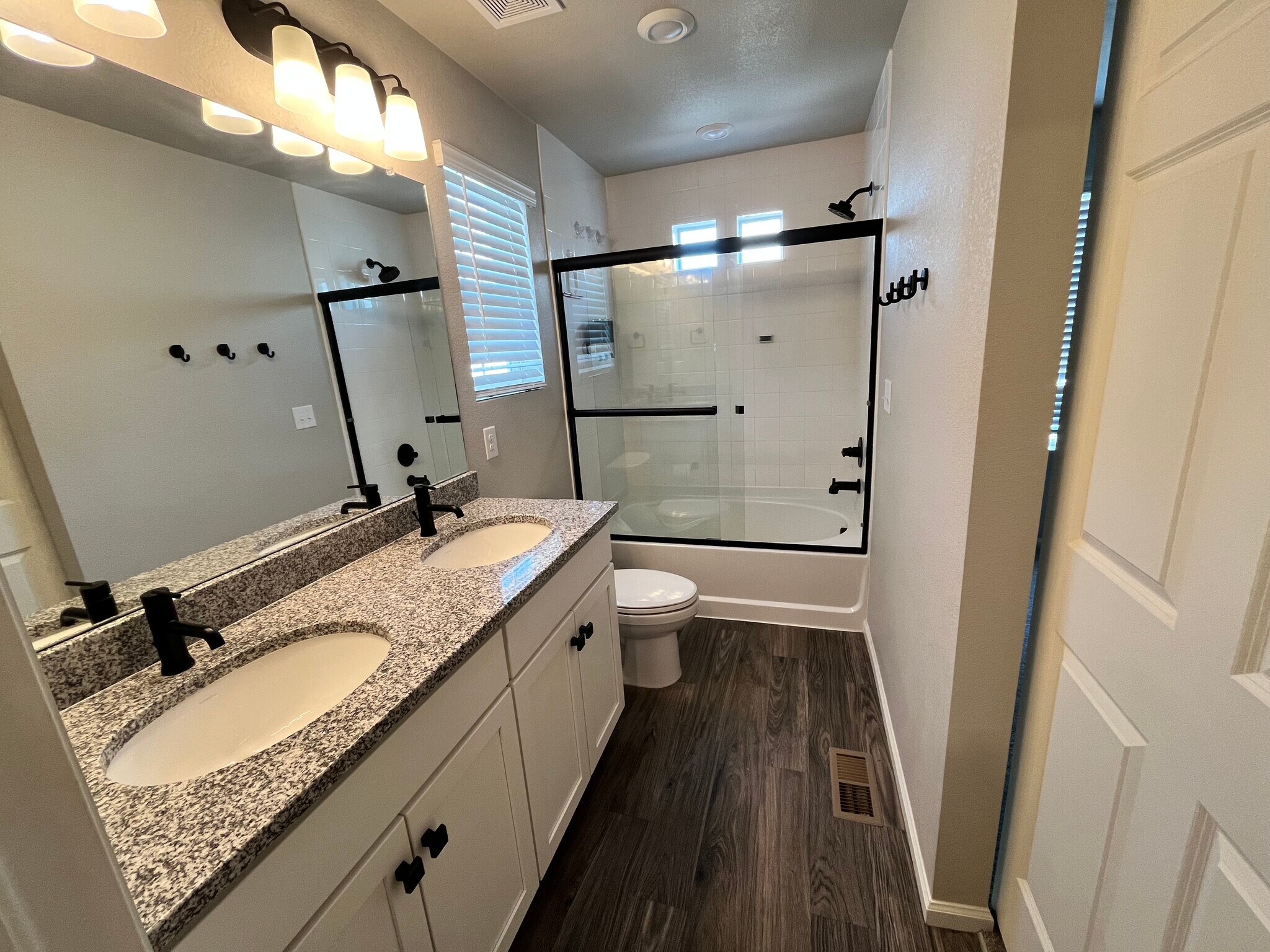 Master bath - 4541 N Quemoy St