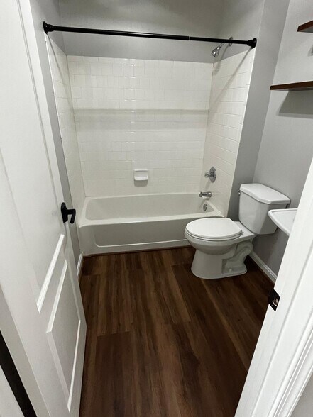 Building Photo - 8941 Town Center Cir