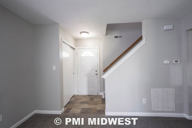 Building Photo - Great 3 Bedroom 2.5 Bathroom Home on the upper east side of Indy!