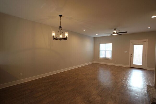 Building Photo - Available Now! 2 Bedroom 2.5 Bath Townhome...