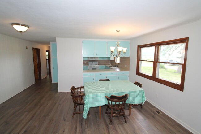 Building Photo - 4 bedroom farmhouse