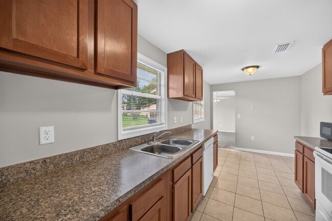 Building Photo - Cute 3/2 Home in Orange park on a corner lot