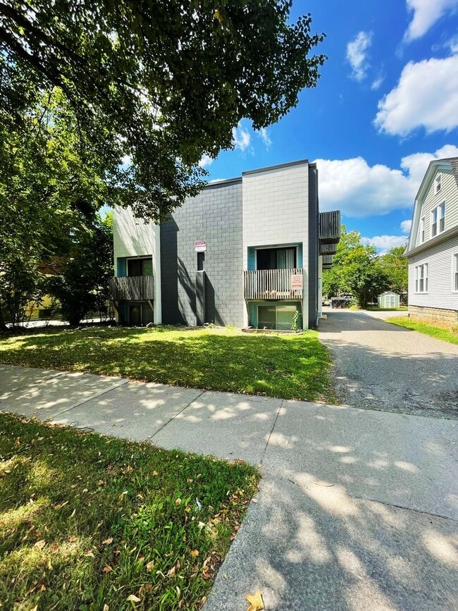Interior Photo - 526 Linden St