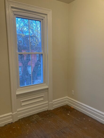 Building Photo - 106 King St