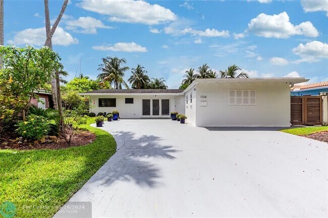 Building Photo - 1704 SW 4th Ct