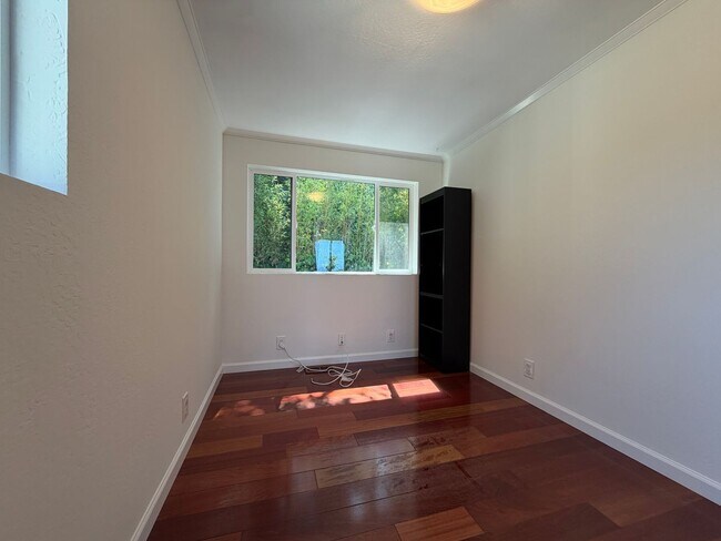 Building Photo - 800 Buckland Ave
