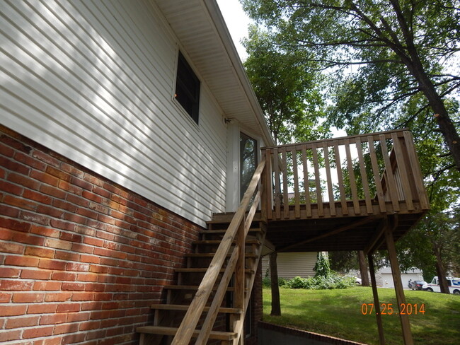 Building Photo - 3 bedroom, 2.75 bath, 2 car garage, family...