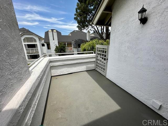 Building Photo - 520 Via De La Valle