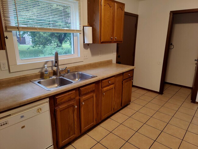 Building Photo - 2022 Adderbury Ln
