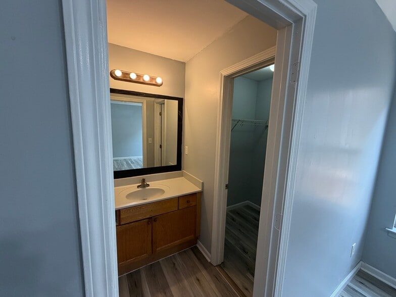Building Photo - 7041 Kings Crown Dr