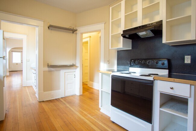 Building Photo - Gorgeous + Spacious 2-Bedroom Flat with Hardwoods, Dishwasher, Fireplace + Etc.!