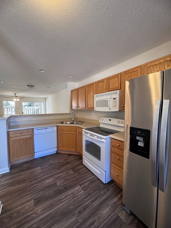 Building Photo - Wonderful 2BR 2.5BA Townhome with All Appl...